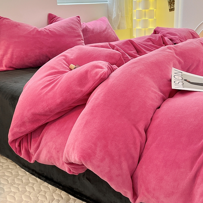 91家纺网 家纺一手货源 找家纺 卡斯诺家纺馆 2025新款200克牛奶绒四件套 玫红黑灰