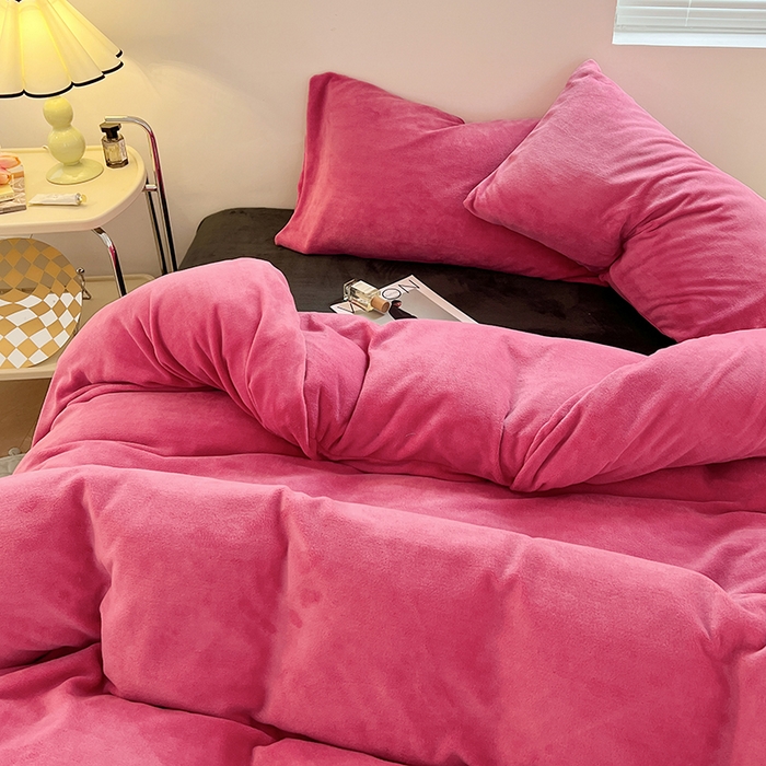 91家纺网 家纺一手货源 找家纺 卡斯诺家纺馆 2025新款200克牛奶绒四件套 玫红黑灰