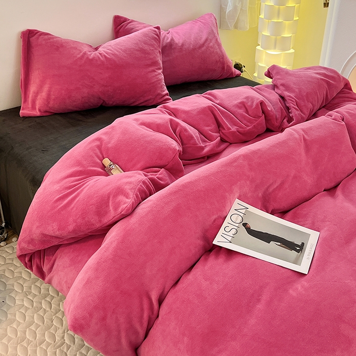 91家纺网 家纺一手货源 找家纺 卡斯诺家纺馆 2025新款200克牛奶绒四件套 玫红黑灰