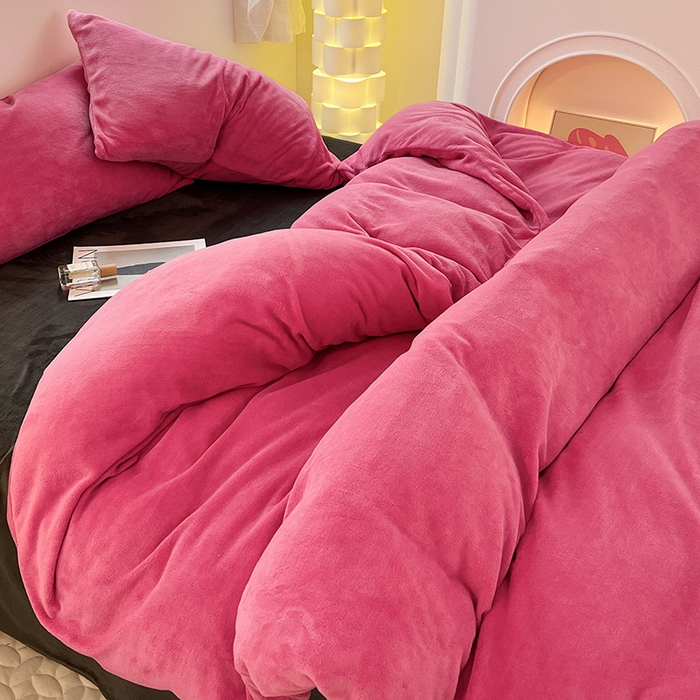 91家纺网 家纺一手货源 找家纺 卡斯诺家纺馆 2025新款200克牛奶绒四件套 玫红黑灰