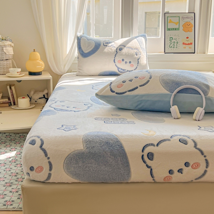 91家纺网 家纺一手货源 找家纺 娜朵家纺 2025新款180克雪花绒印花床笠 蓝色小熊