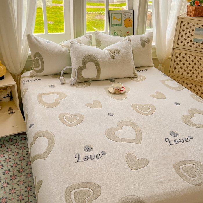 91家纺网 家纺一手货源 找家纺 娜朵家纺 2025新款180克雪花绒印花床笠 爱心LOVE