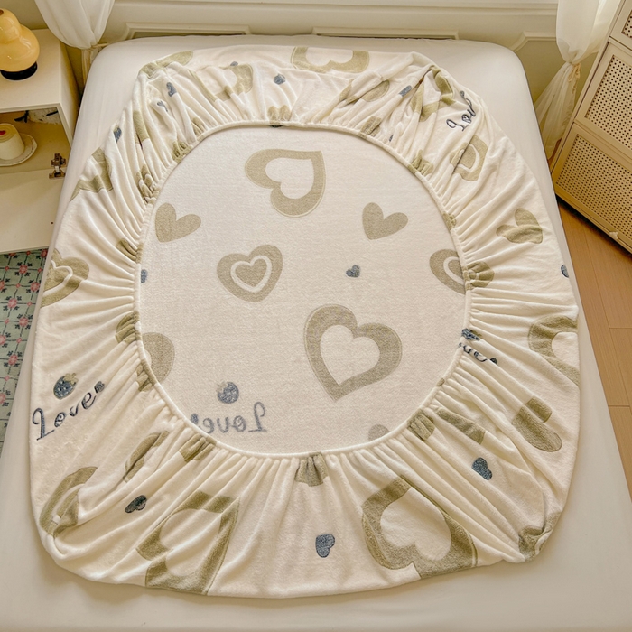 91家纺网 家纺一手货源 找家纺 娜朵家纺 2025新款180克雪花绒印花床笠 爱心LOVE