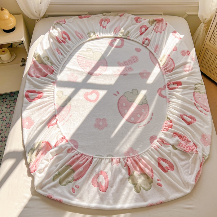 91家纺网 家纺一手货源 找家纺 娜朵家纺 2025新款180克雪花绒印花床笠 草莓之恋