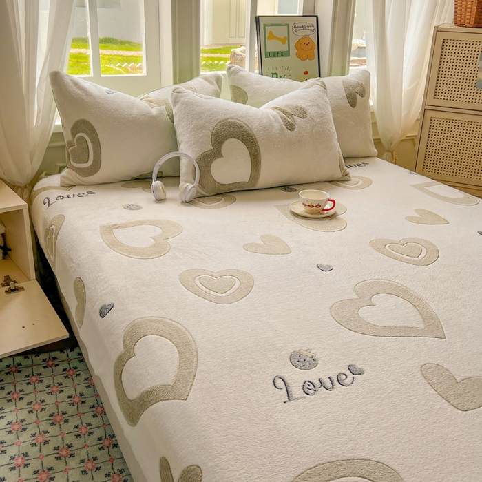91家纺网 家纺一手货源 找家纺 娜朵家纺 2025新款180克雪花绒印花床笠 爱心LOVE