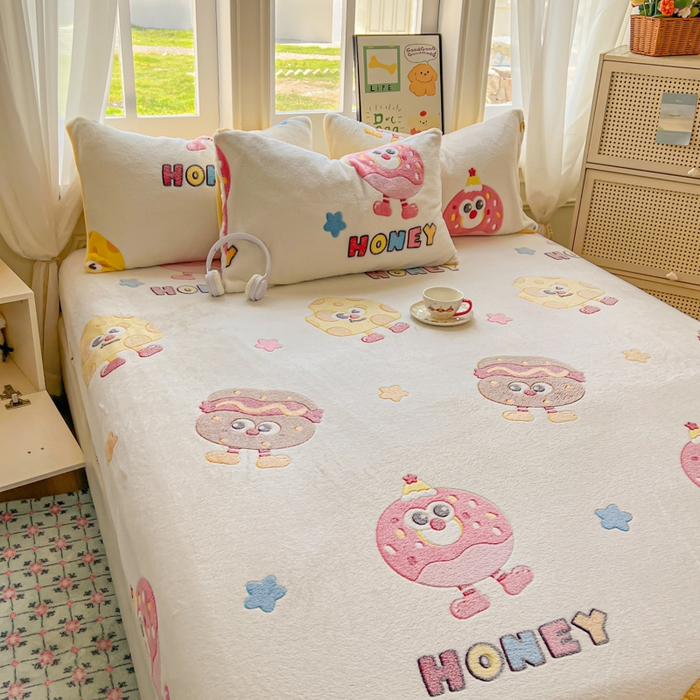 91家纺网 家纺一手货源 找家纺 娜朵家纺 2025新款180克雪花绒印花床笠 海绵宝贝