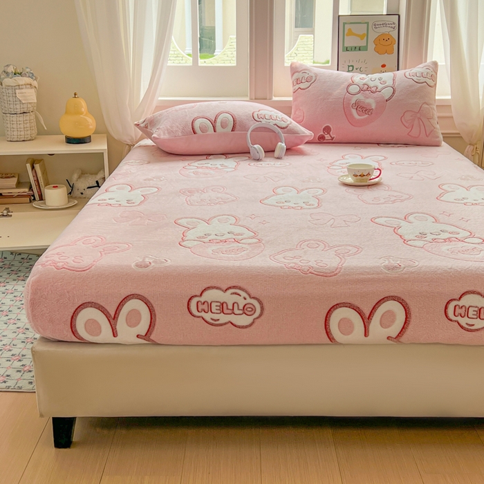 91家纺网 家纺一手货源 找家纺 娜朵家纺 2025新款180克雪花绒印花床笠 樱桃兔