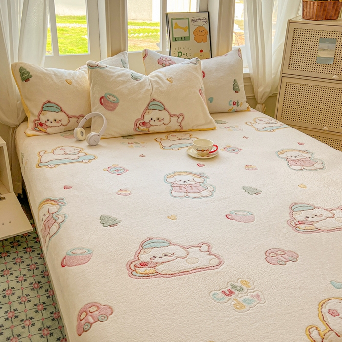 91家纺网 家纺一手货源 找家纺 娜朵家纺 2025新款180克雪花绒印花床笠 小狗贝贝