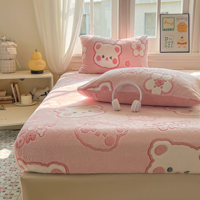 91家纺网 家纺一手货源 找家纺 娜朵家纺 2025新款180克雪花绒印花床笠 甜心小熊