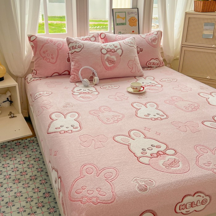 91家纺网 家纺一手货源 找家纺 娜朵家纺 2025新款180克雪花绒印花床笠 樱桃兔