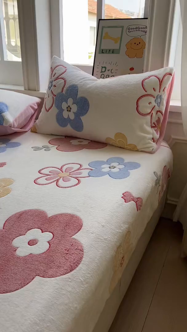 91家纺网 家纺一手货源 找家纺 娜朵家纺 2025新款180克雪花绒印花床笠 花之语