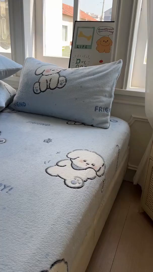 91家纺网 家纺一手货源 找家纺 娜朵家纺 2025新款180克雪花绒印花床笠 机灵狗