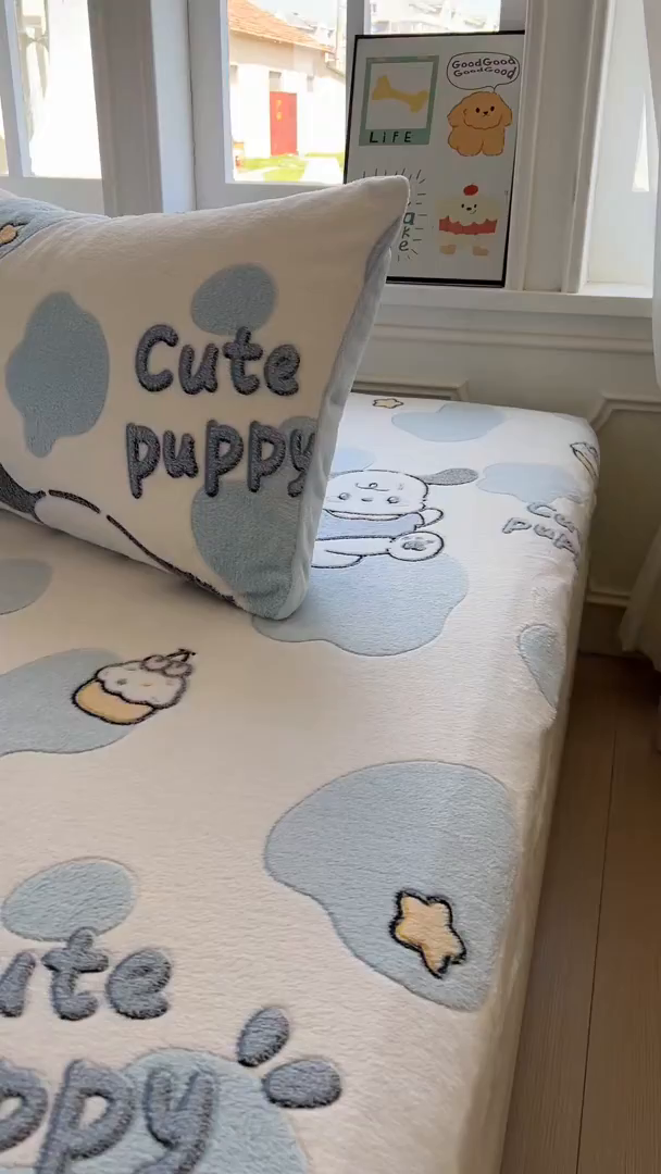 91家纺网 家纺一手货源 找家纺 娜朵家纺 2025新款180克雪花绒印花床笠 萌犬生活