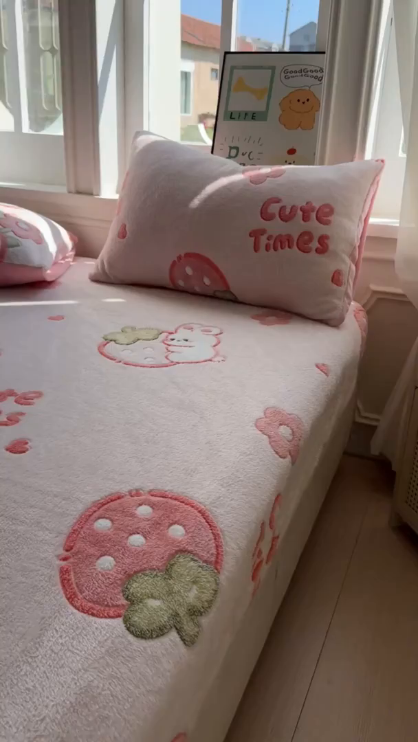 91家纺网 家纺一手货源 找家纺 娜朵家纺 2025新款180克雪花绒印花床笠 草莓小兔