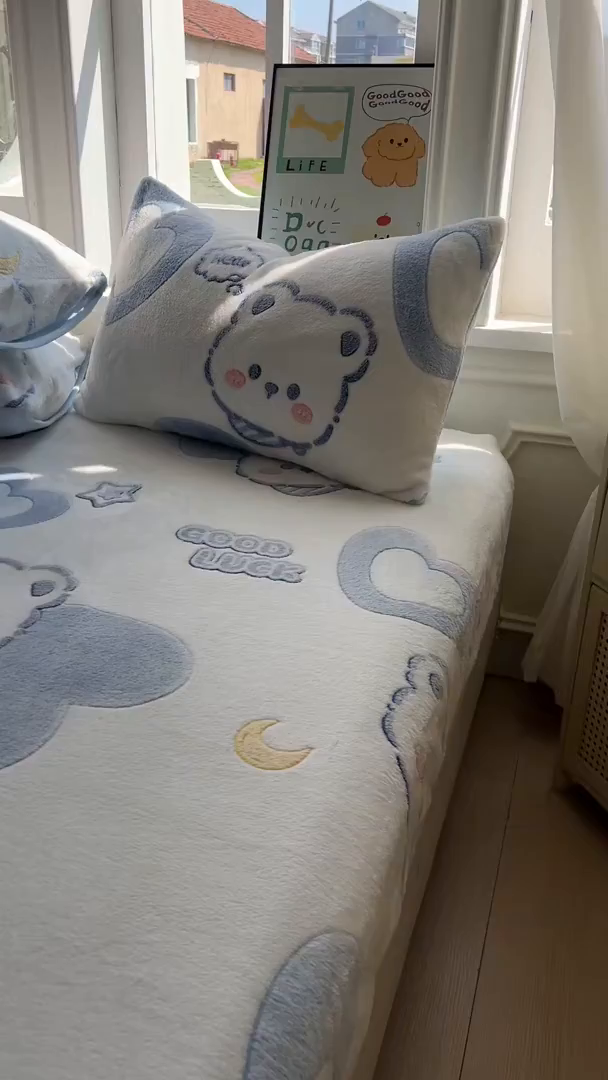 91家纺网 家纺一手货源 找家纺 娜朵家纺 2025新款180克雪花绒印花床笠 蓝色小熊