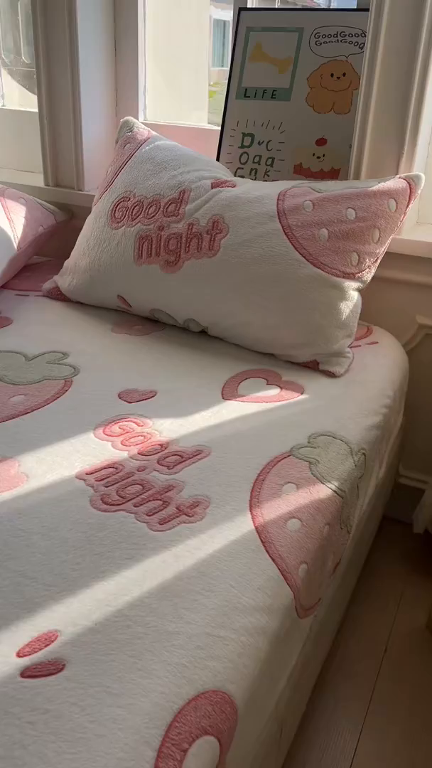 91家纺网 家纺一手货源 找家纺 娜朵家纺 2025新款180克雪花绒印花床笠 草莓之恋