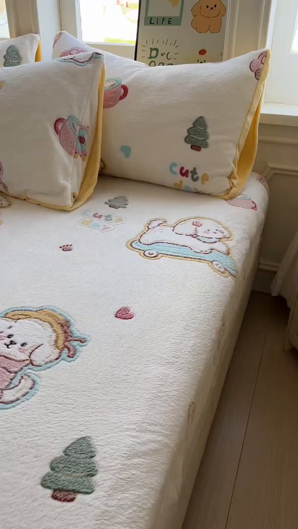 91家纺网 家纺一手货源 找家纺 娜朵家纺 2025新款180克雪花绒印花床笠 小狗贝贝