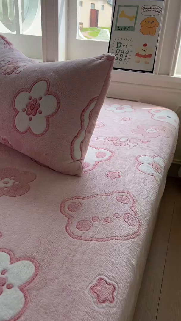 91家纺网 家纺一手货源 找家纺 娜朵家纺 2025新款180克雪花绒印花床笠 甜心小熊