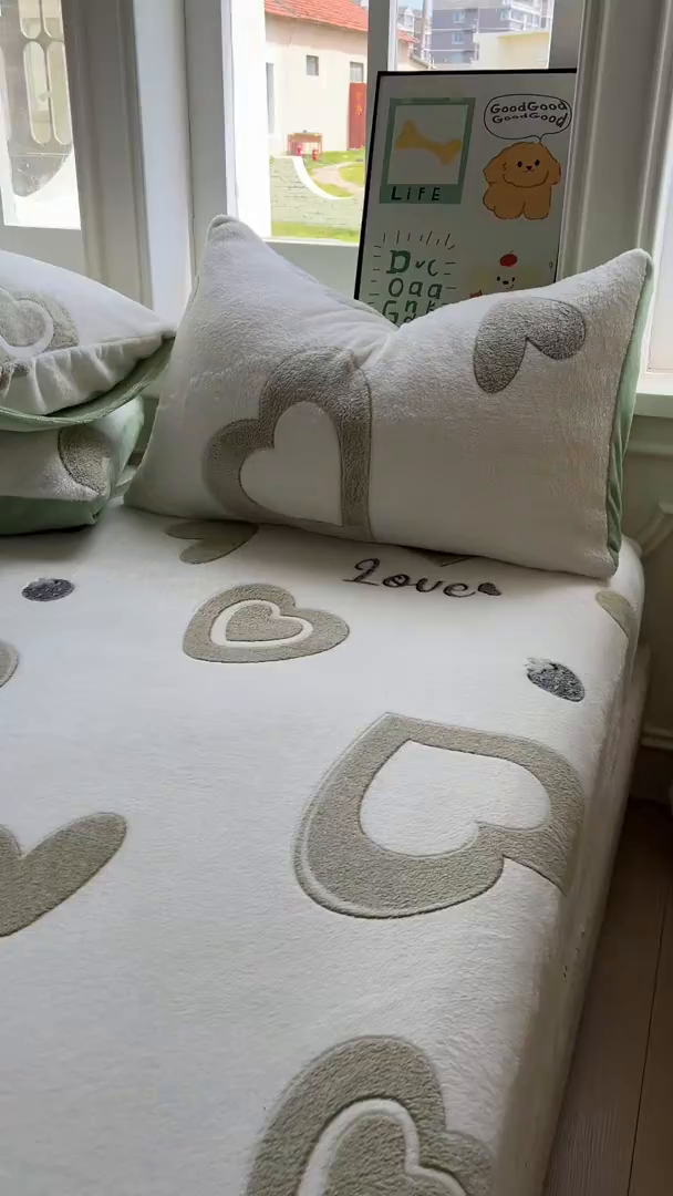 91家纺网 家纺一手货源 找家纺 娜朵家纺 2025新款180克雪花绒印花床笠 爱心LOVE