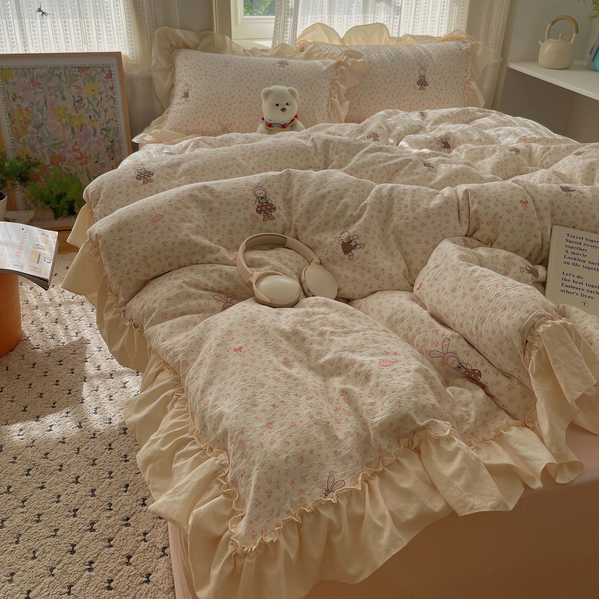 91家纺网 家纺一手货源 找家纺 初念 2025新款法式花边款小碎花云感双层纱系列四件套-曼塔（小红书推荐）提供买家秀 曼塔-芭比兔