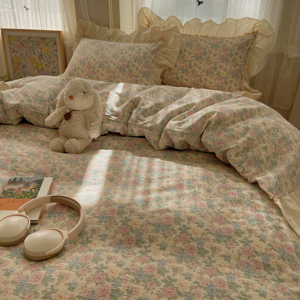 91家纺网 家纺一手货源 找家纺 初念 2025新款法式花边款小碎花云感双层纱系列四件套-曼塔（小红书推荐）提供买家秀 曼塔-童话星岛