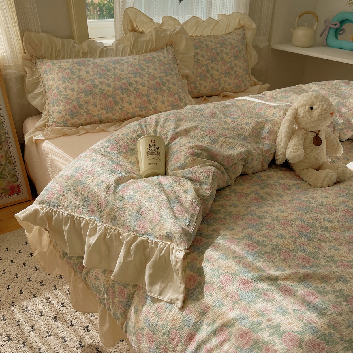 91家纺网 家纺一手货源 找家纺 初念 2025新款法式花边款小碎花云感双层纱系列四件套-曼塔（小红书推荐）提供买家秀 曼塔-童话星岛