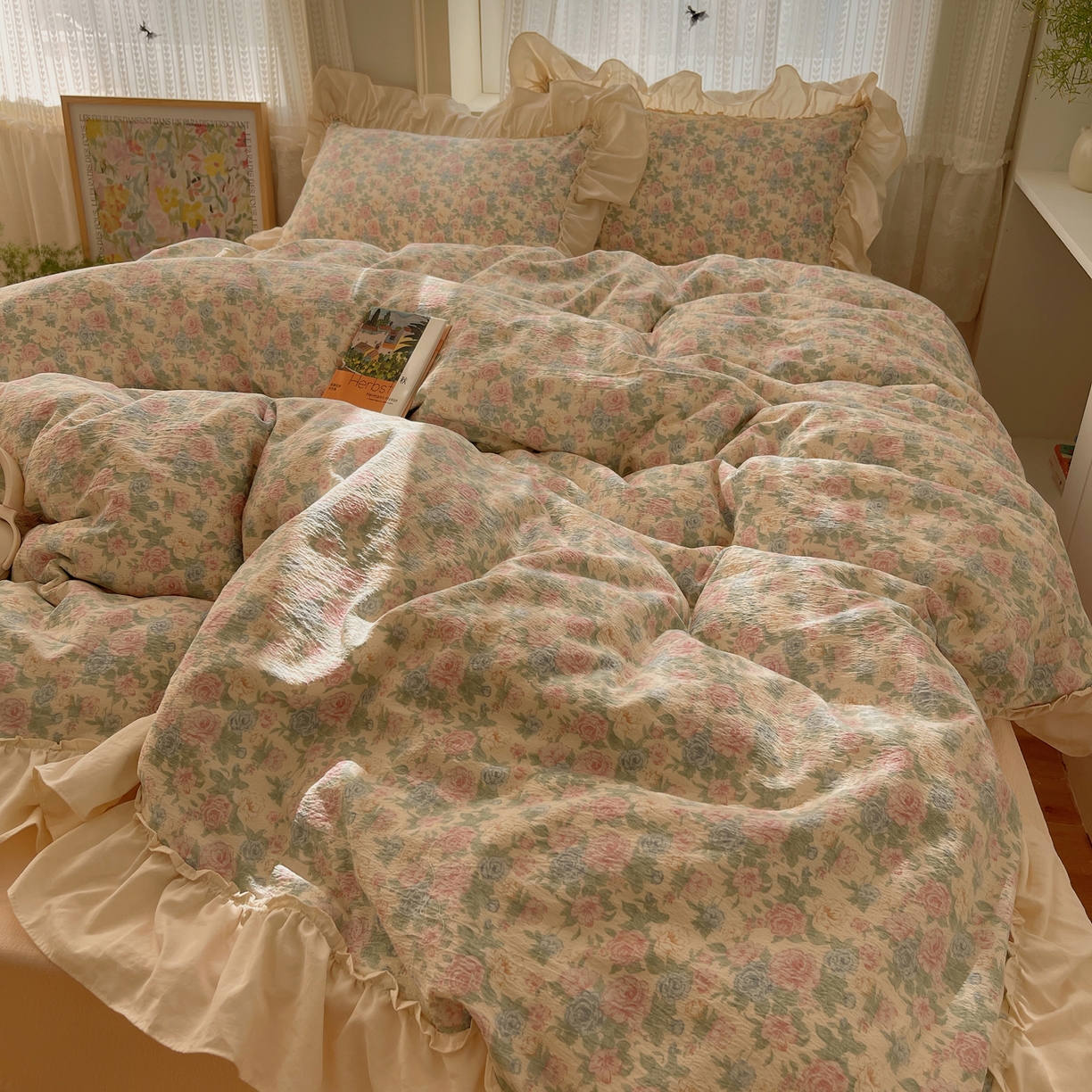 91家纺网 家纺一手货源 找家纺 初念 2025新款法式花边款小碎花云感双层纱系列四件套-曼塔（小红书推荐）提供买家秀 曼塔-童话星岛