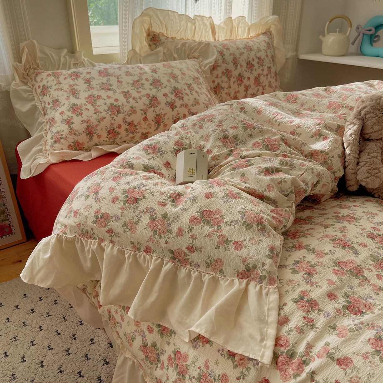 91家纺网 家纺一手货源 找家纺 初念 2025新款法式花边款小碎花云感双层纱系列四件套-曼塔（小红书推荐）提供买家秀 曼塔-星眠云野