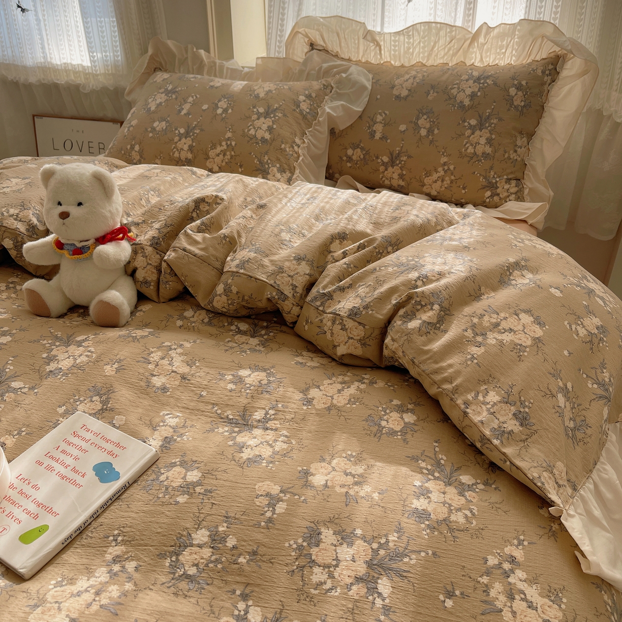 91家纺网 家纺一手货源 找家纺 初念 2025新款法式花边款小碎花云感双层纱系列四件套-曼塔（小红书推荐）提供买家秀 曼塔-雨眠岛屿