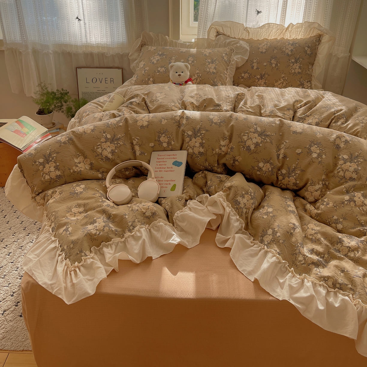 91家纺网 家纺一手货源 找家纺 初念 2025新款法式花边款小碎花云感双层纱系列四件套-曼塔（小红书推荐）提供买家秀 曼塔-雨眠岛屿