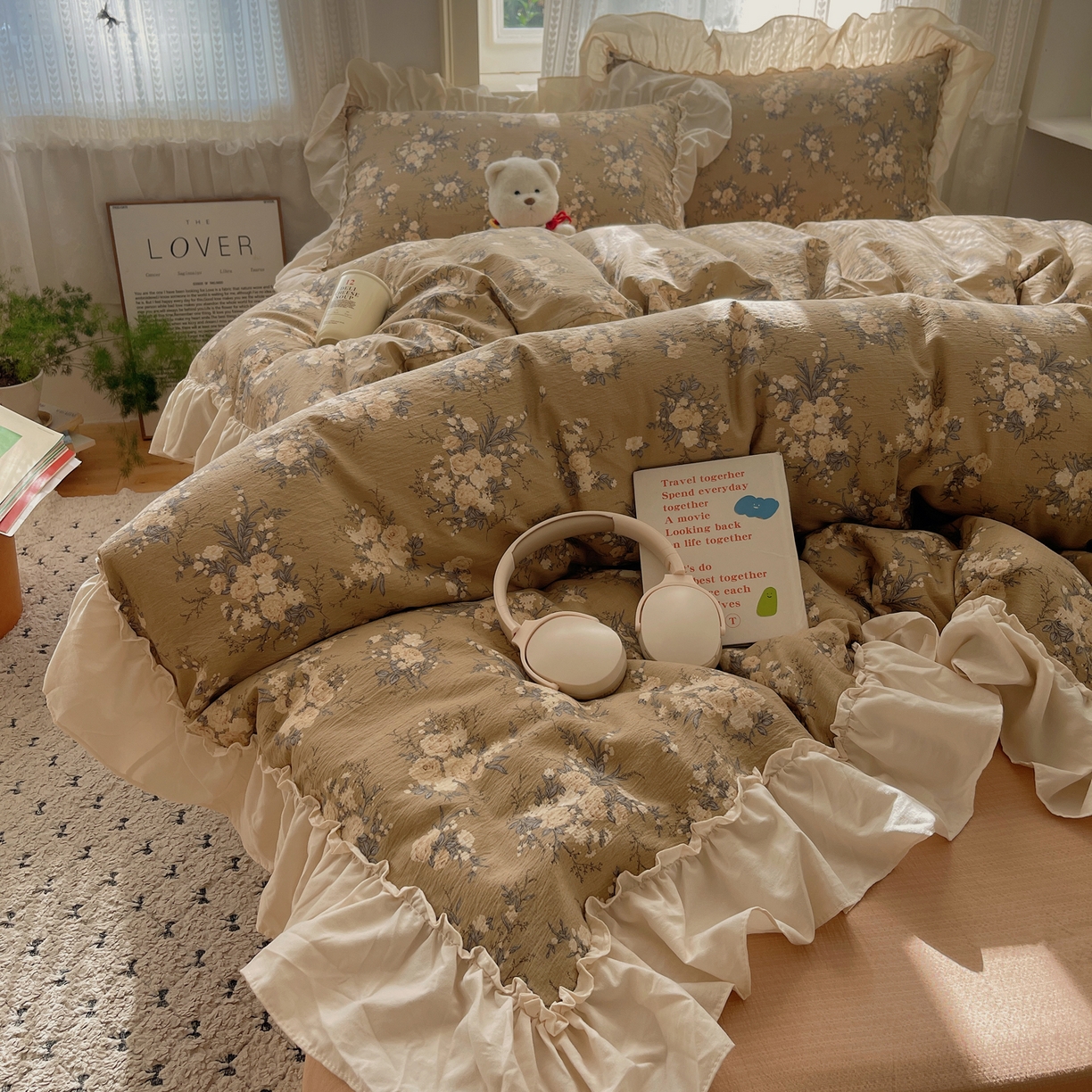 91家纺网 家纺一手货源 找家纺 初念 2025新款法式花边款小碎花云感双层纱系列四件套-曼塔（小红书推荐）提供买家秀 曼塔-雨眠岛屿