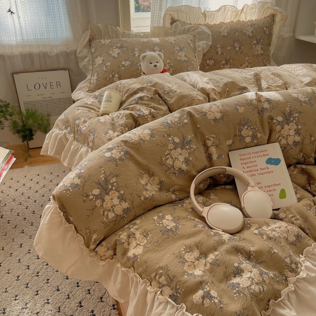 91家纺网 家纺一手货源 找家纺 初念 2025新款法式花边款小碎花云感双层纱系列四件套-曼塔（小红书推荐）提供买家秀 曼塔-雨眠岛屿