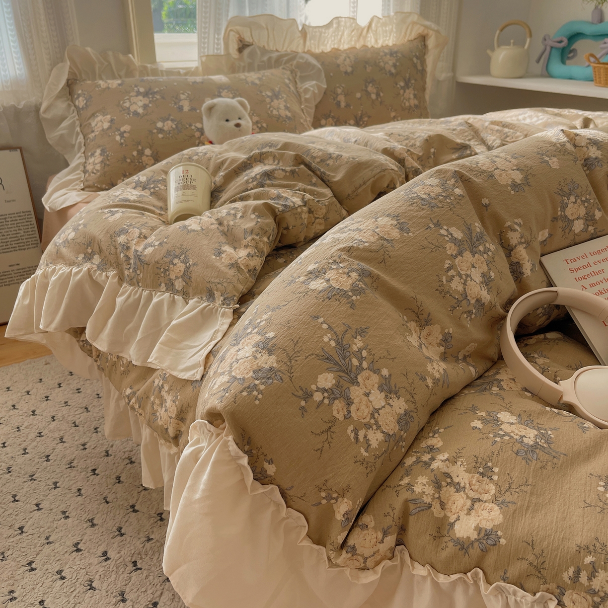 91家纺网 家纺一手货源 找家纺 初念 2025新款法式花边款小碎花云感双层纱系列四件套-曼塔（小红书推荐）提供买家秀 曼塔-雨眠岛屿