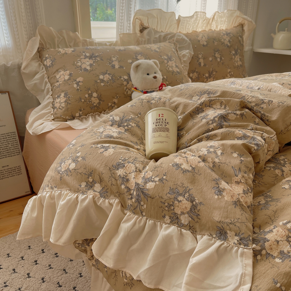 91家纺网 家纺一手货源 找家纺 初念 2025新款法式花边款小碎花云感双层纱系列四件套-曼塔（小红书推荐）提供买家秀 曼塔-雨眠岛屿