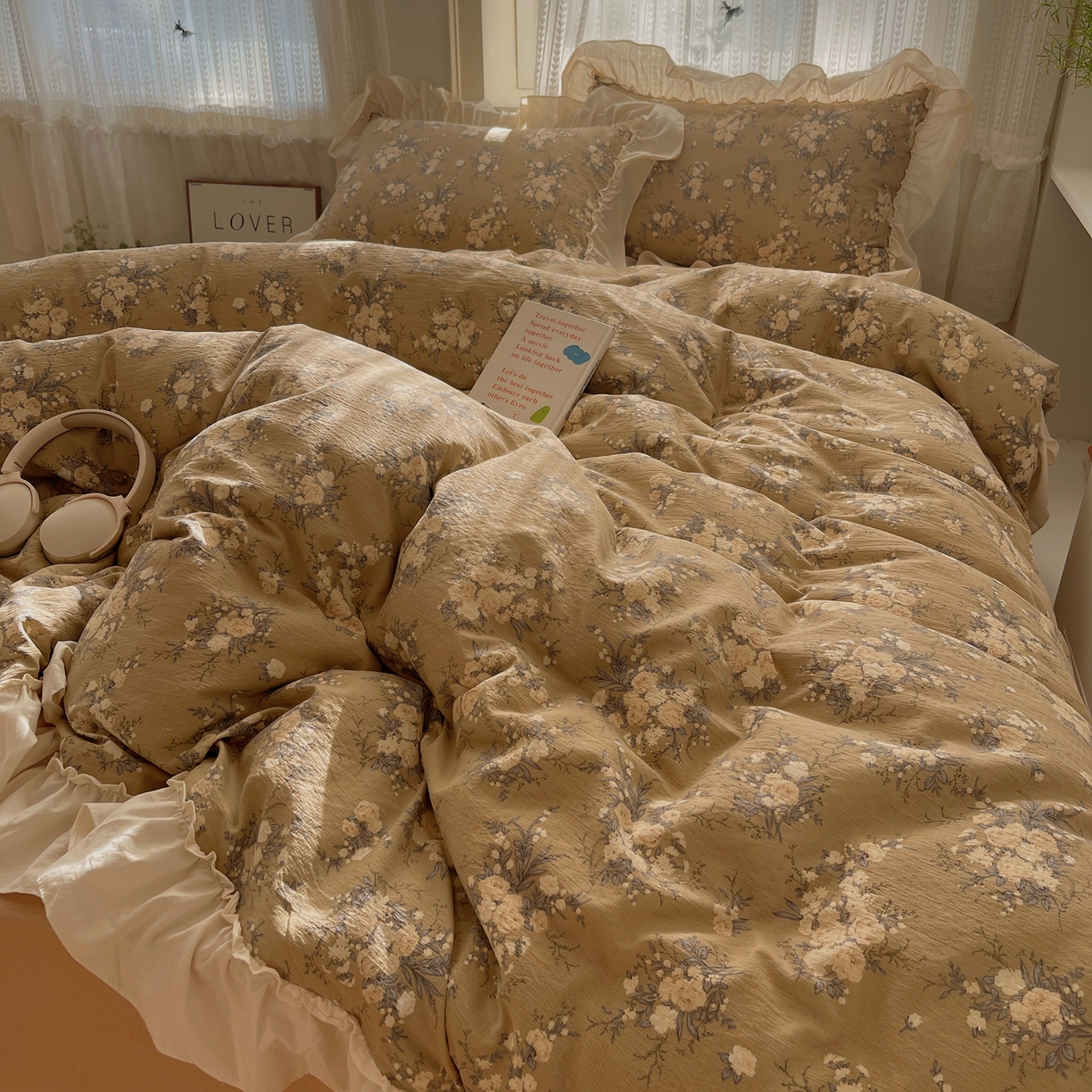 91家纺网 家纺一手货源 找家纺 初念 2025新款法式花边款小碎花云感双层纱系列四件套-曼塔（小红书推荐）提供买家秀 曼塔-雨眠岛屿