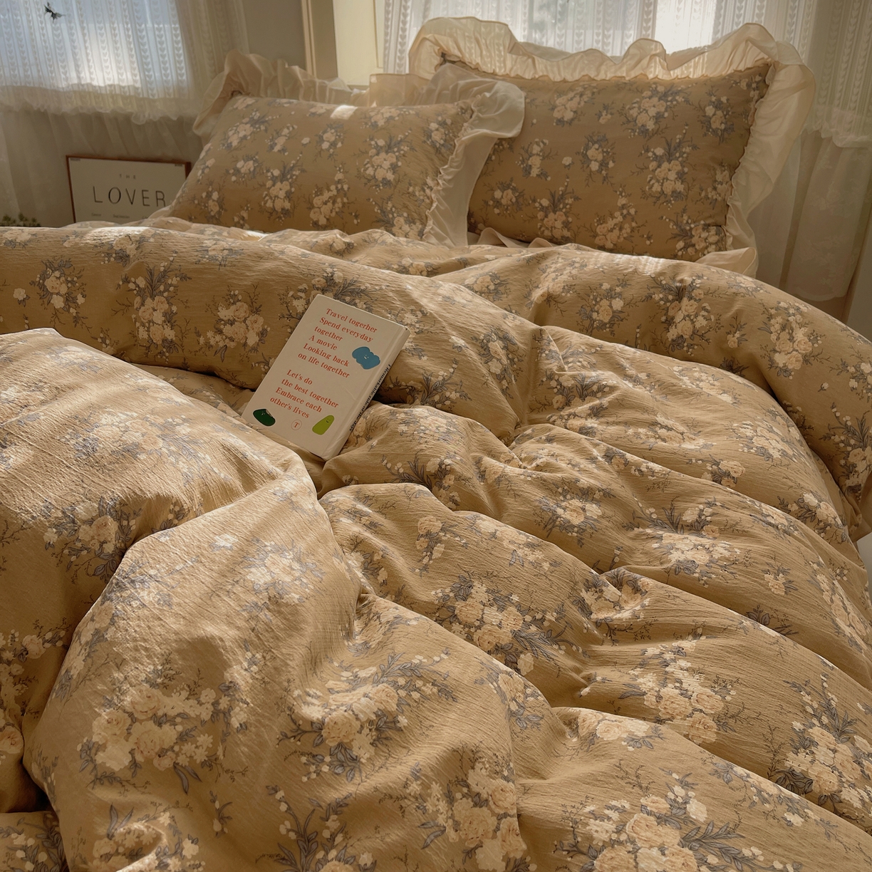 91家纺网 家纺一手货源 找家纺 初念 2025新款法式花边款小碎花云感双层纱系列四件套-曼塔（小红书推荐）提供买家秀 曼塔-雨眠岛屿