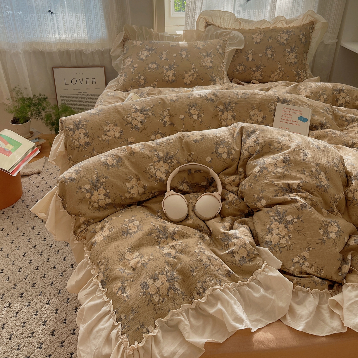 91家纺网 家纺一手货源 找家纺 初念 2025新款法式花边款小碎花云感双层纱系列四件套-曼塔（小红书推荐）提供买家秀 曼塔-雨眠岛屿