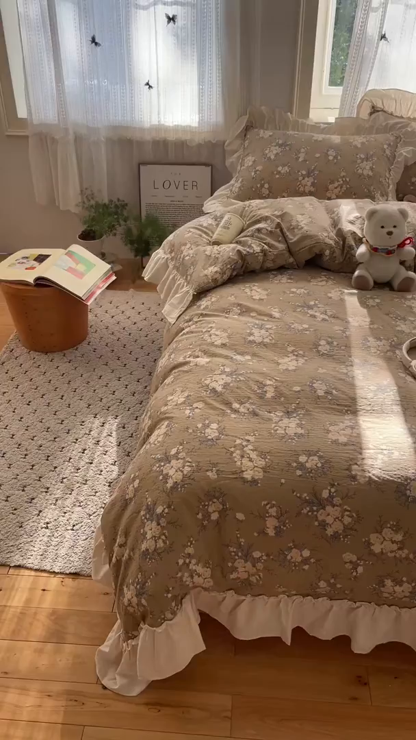 91家纺网 家纺一手货源 找家纺 初念 2025新款法式花边款小碎花云感双层纱系列四件套-曼塔（小红书推荐）提供买家秀 曼塔-雨眠岛屿