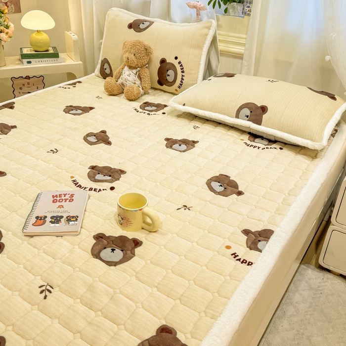 91家纺网 家纺一手货源 找家纺 （总）梦初语 2025新款牛奶绒印花夹棉加厚款床护垫褥子大床场景-直播爆款（夹棉200克）