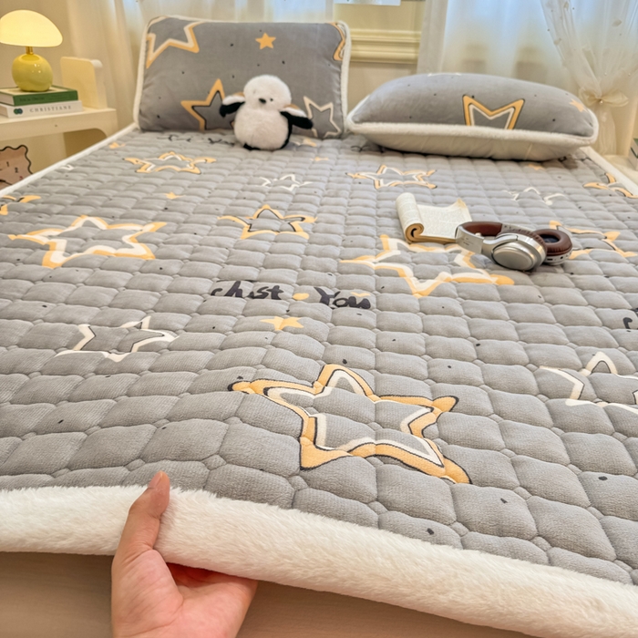 91家纺网 家纺一手货源 找家纺 梦初语 2025新款牛奶绒印花夹棉加厚款床护垫褥子大床场景-直播爆款（夹棉200克） 繁星