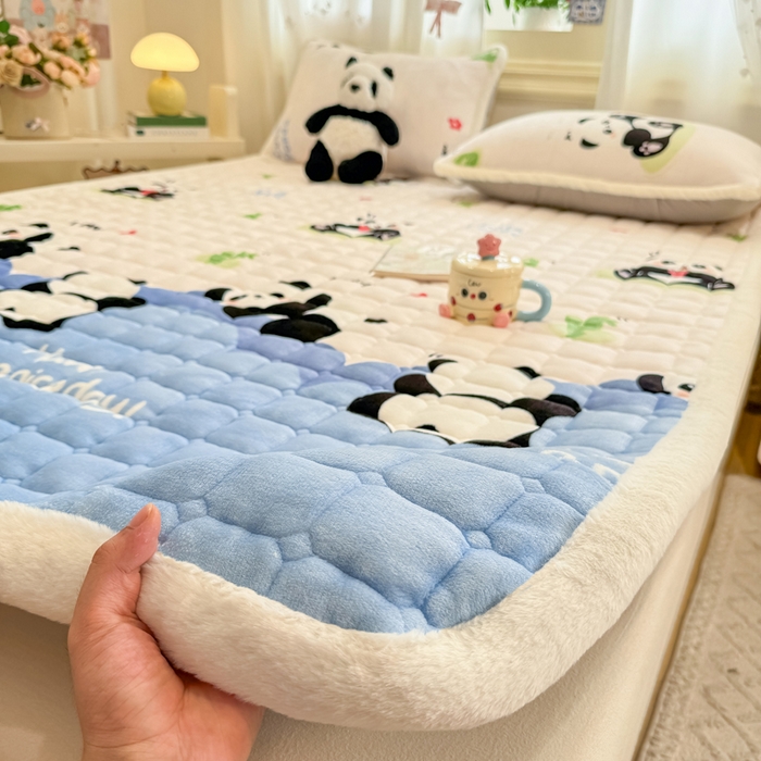 91家纺网 家纺一手货源 找家纺 梦初语 2025新款牛奶绒印花夹棉加厚款床护垫褥子大床场景-直播爆款（夹棉200克） 快乐panda