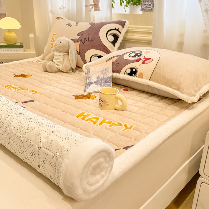 91家纺网 家纺一手货源 找家纺 梦初语 2025新款牛奶绒印花夹棉加厚款床护垫褥子大床场景-直播爆款（夹棉200克） 顽皮鼠