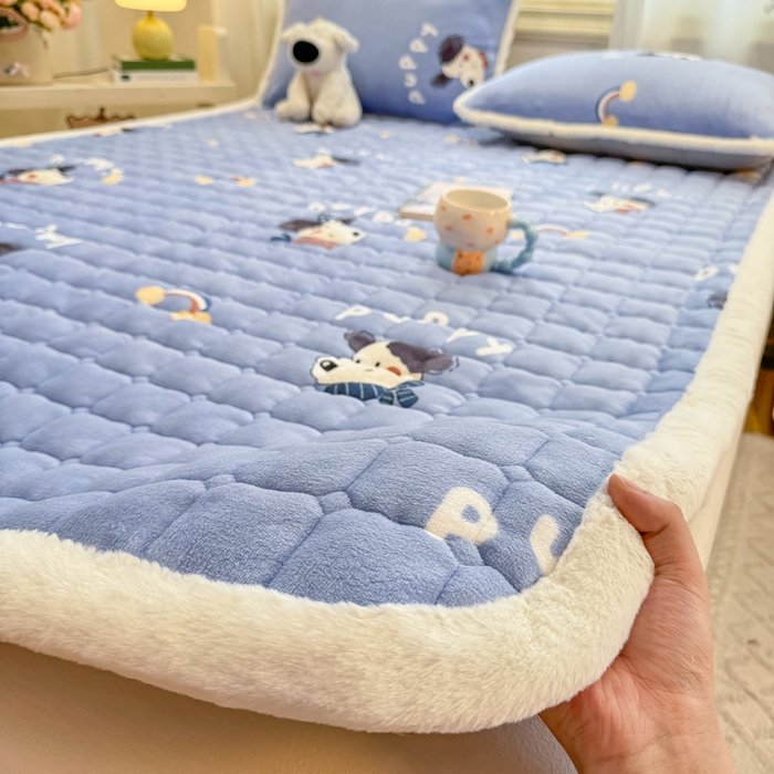 91家纺网 家纺一手货源 找家纺 梦初语 2025新款牛奶绒印花夹棉加厚款床护垫褥子大床场景-直播爆款（夹棉200克） 汪汪星球