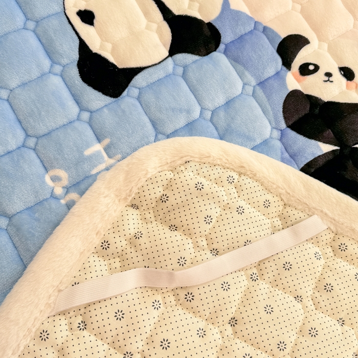 91家纺网 家纺一手货源 找家纺 梦初语 2025新款牛奶绒印花夹棉加厚款床护垫褥子大床场景-直播爆款（夹棉200克） 快乐panda