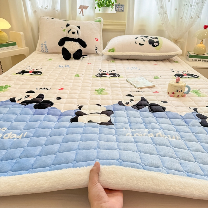 91家纺网 家纺一手货源 找家纺 梦初语 2025新款牛奶绒印花夹棉加厚款床护垫褥子大床场景-直播爆款（夹棉200克） 快乐panda