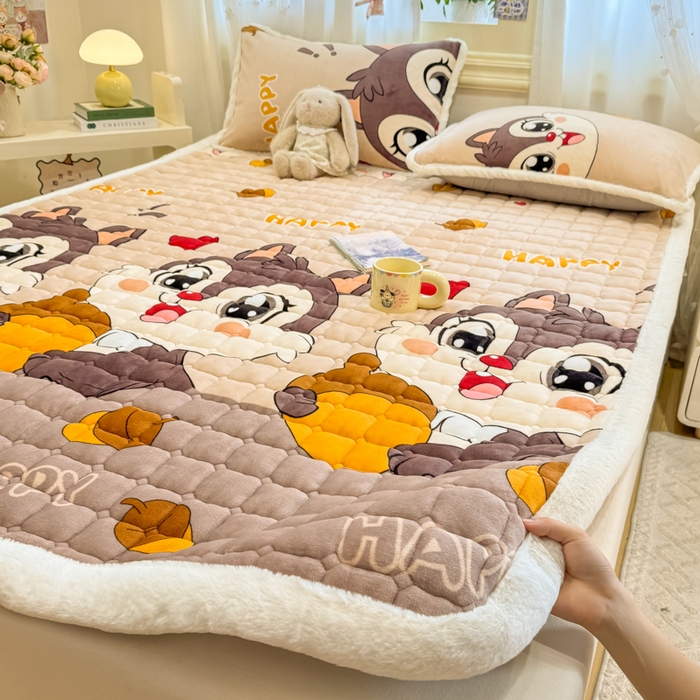 91家纺网 家纺一手货源 找家纺 梦初语 2025新款牛奶绒印花夹棉加厚款床护垫褥子大床场景-直播爆款（夹棉200克） 顽皮鼠