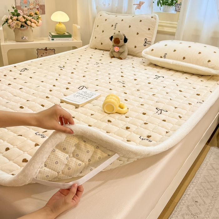 91家纺网 家纺一手货源 找家纺 梦初语 2025新款牛奶绒印花夹棉加厚款床护垫褥子大床场景-直播爆款（夹棉200克） 奶油爱心