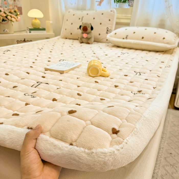 91家纺网 家纺一手货源 找家纺 梦初语 2025新款牛奶绒印花夹棉加厚款床护垫褥子大床场景-直播爆款（夹棉200克） 奶油爱心