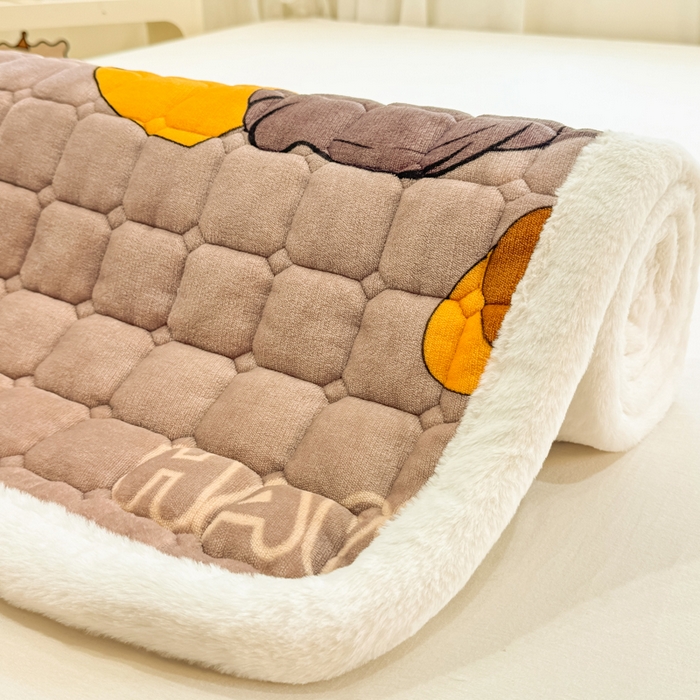 91家纺网 家纺一手货源 找家纺 梦初语 2025新款牛奶绒印花夹棉加厚款床护垫褥子大床场景-直播爆款（夹棉200克） 顽皮鼠