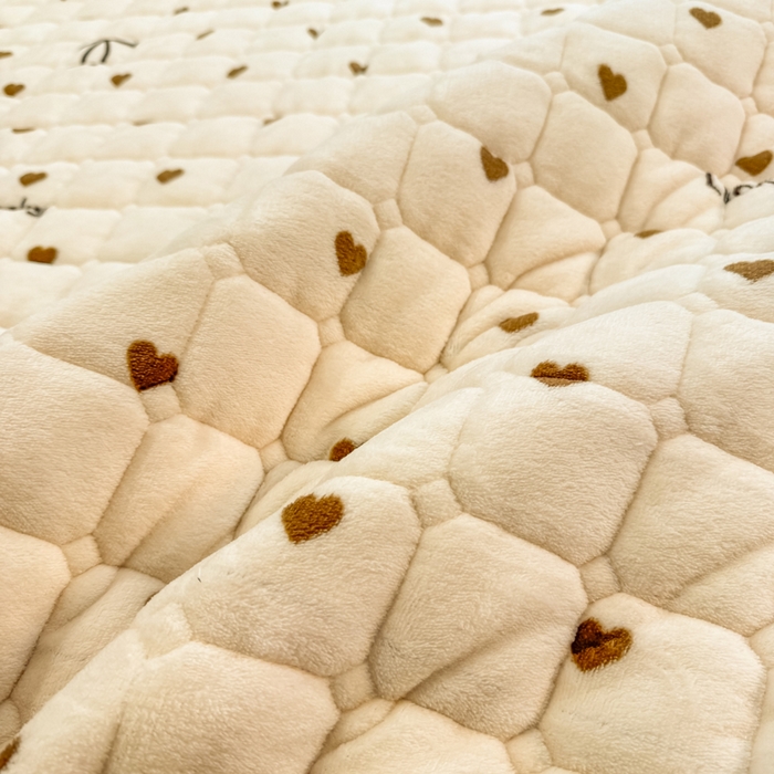 91家纺网 家纺一手货源 找家纺 梦初语 2025新款牛奶绒印花夹棉加厚款床护垫褥子大床场景-直播爆款（夹棉200克） 奶油爱心